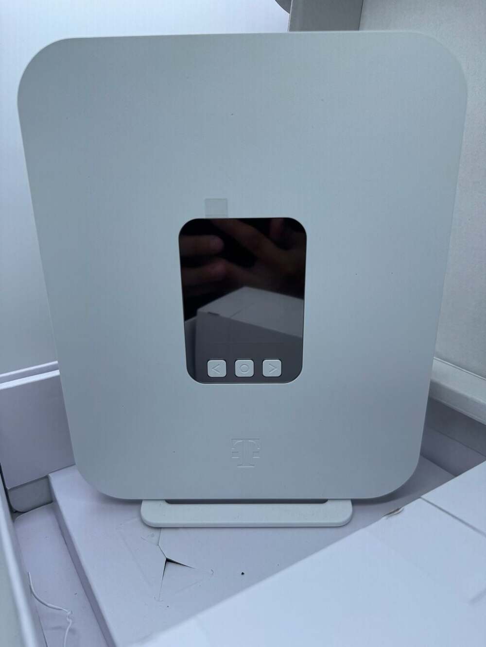 T-Mobile 5G Gateway Router Model TMO-G4SE - Picture 4 of 5